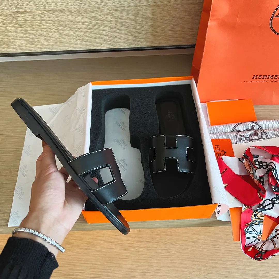 👟👟Ex-factory price 480👟👟Hermès) The packaging has been upgraded, and the layout and workmanship materials have been upgraded. Hermes®🔴Handmade Shoes👟👟 👟👟 Product Hermes Slippers🐎 —————————— The 2023 early spring new model is the same as the original version, purely handmade by masters! ❥High-end customization, exclusive products, industry❥Using: Hermers upper: Italian imported cowhide + original custom-grade Australian sheepskin feet + genuine leather outsole (pursuing walking comfort) 👟👟 ~~〰〰〰〰❥ Packaging: ✔🚦Pay attention to the exclusive packaging 〰Original quality on sale━━━━Hermes━━━━━ size: 35-40 (34.41.42 custom-made, non-refundable)